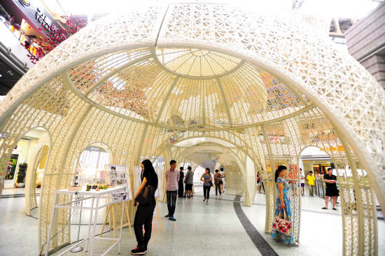 ▲走进装置内部，穿梭其中的观众，看到了如生物体内部般的空间。对于张小川而言，这个装置可以被观众认为是他们理解的任何生物。空间中陈列的各类首饰，与装置形成一个宏观和微观空间的对比。