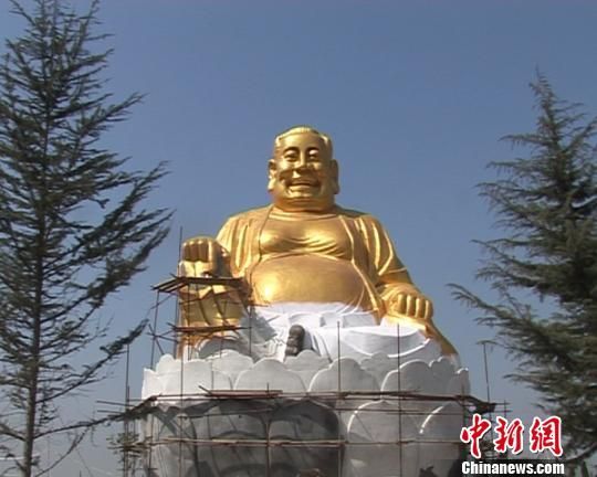 建造之初曾被传酷似“弥勒佛”的大背头雕像（资料图）。　米凌子　摄