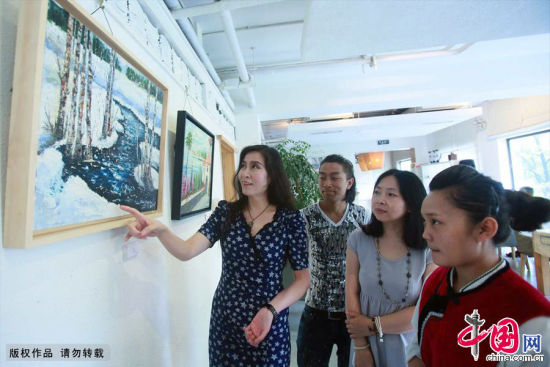 013年07月10日，北京，著名女油画家田迎人介绍自已创作的油画作品。中国网图片库 陈晓根/摄