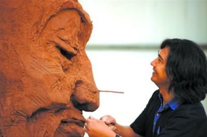 吴为山在进行创作