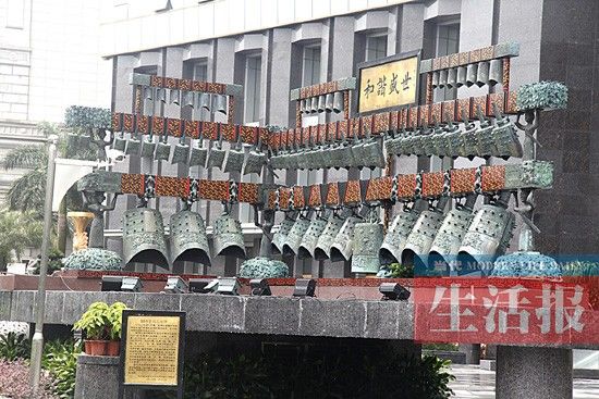 金浦路国际金融中心门前展示的一套编钟雕塑