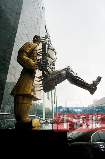 民族大道泰安大厦门口雕塑“迈进”