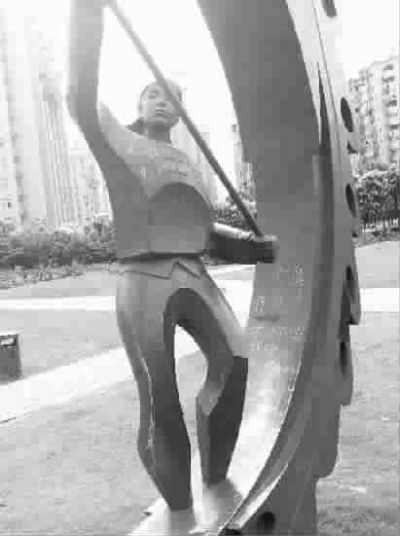 ■雕像和旁边的圆环内均被人写上了刺目的白字 李玮 摄