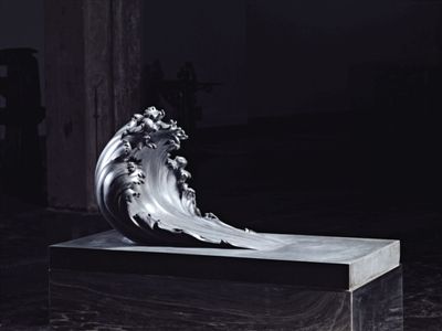 ■ 收藏标准 中国当代艺术已经蓬勃发展30余年，不少当代艺术家已成为国际明星。然而国博却将当代艺术的首次收藏品选定在了艾敬的雕塑《海浪》。对此，陈履生回应称，对于当代艺术作品，国博不会主动征集，只是结合展览进行收藏。为此艾敬的收藏是其此前展览的一个直接结果。与此同时，馆藏当代艺术品也会根据实际情况，更多地偏向能在公共区域展示，能为公众所接受、认可的。