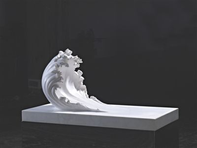 ■ 作品赏析 艾敬的雕塑《海浪》，共分为《黑色海浪》（上图左）与《白色海浪》（上图右）两件作品。如果说浮世绘时期的“海浪”更多描绘了当时日本渔民的生态环境，艾敬的《海浪》更是对于内心的描绘；黑白颜色的对比和相互呼应也传达出中国水墨的色彩基调和东方人文情趣。艾敬希望这一作品既可以表达她的当代视觉体验，也可以传承对于经典视觉挥之不去的印记。