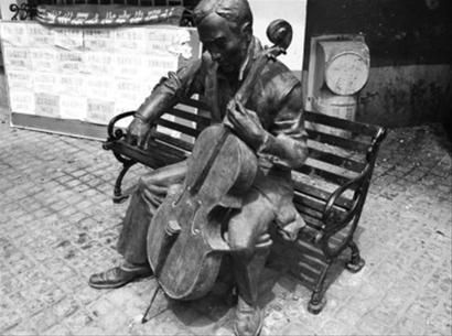 辽沈晚报、北国网 记者 梁闯欧风街上被破坏的雕塑。