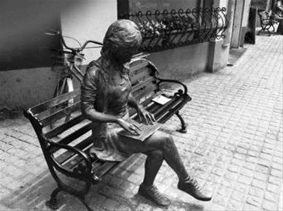 辽沈晚报、北国网 记者 梁闯欧风街上被破坏的雕塑。