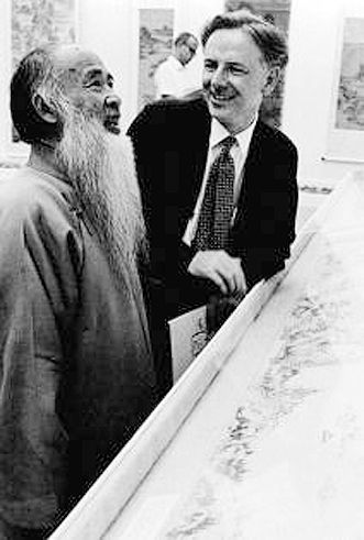 1967年，苏立文（右）与张大千（左）在美国斯坦福大学博物馆。