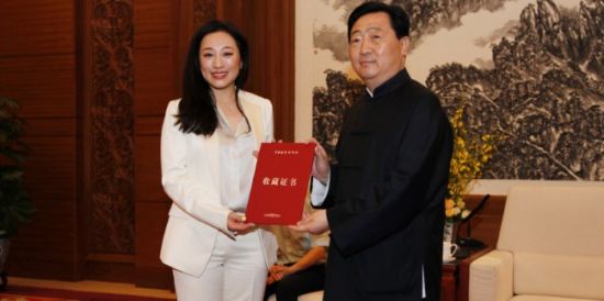 中国国家博物馆吕章申馆长向艾敬颁发收藏证书