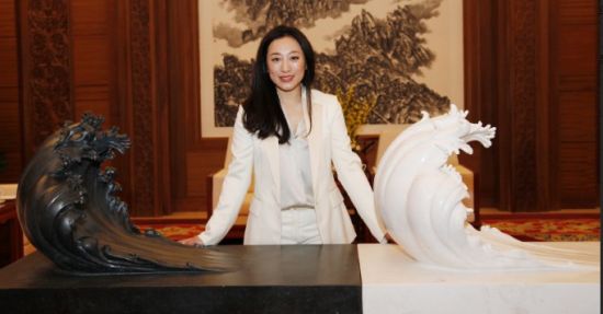 艾敬与其作品《海浪》