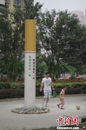 6月2日，一名孩童在“香烟雕塑”旁玩耍。中新社发 佟郁 摄
