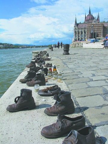 匈牙利布达佩斯的铁鞋雕塑