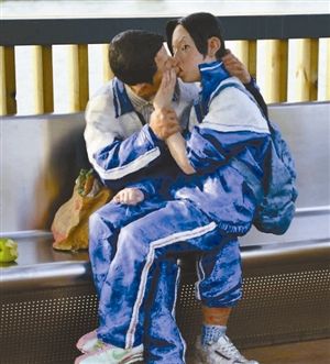 “舌吻”雕塑放错地方