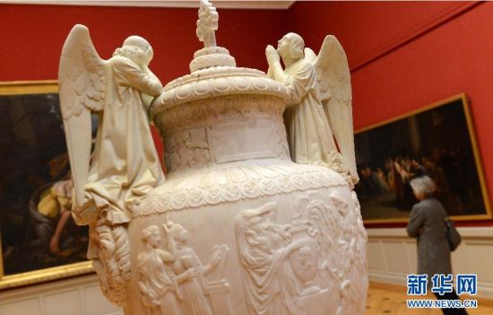 5月12日，市民在瑞士日内瓦艺术与历史博物馆参观。