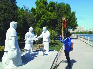 图为朝阳孝亲敬老园内二十四孝故事雕塑之一。童曙泉摄