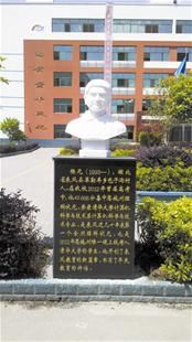 湖北一高中为高考状元塑像