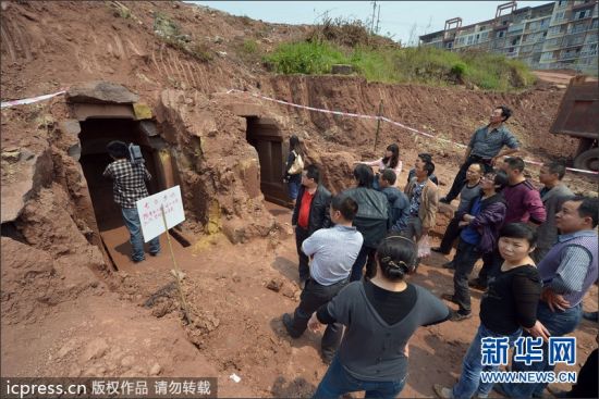 2013年4月15日，重庆北碚澄江施工工地发现据称近千年的宋代夫妻古墓，男墓里的启门图石刻。
