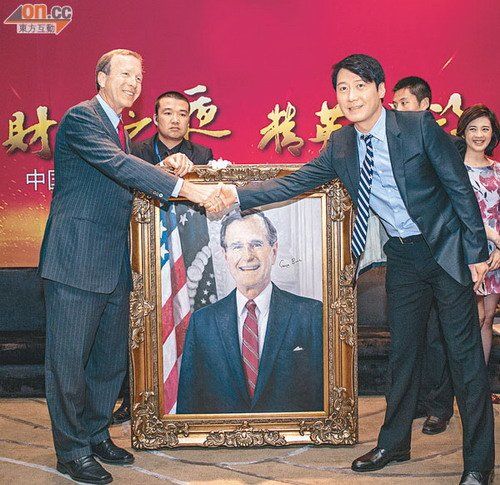 尼尔布什颁发名画给黎明，黎明握手时笑逐颜开