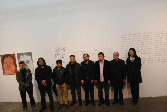 参展艺术家、策展人张晴、索卡画廊主萧富元合影