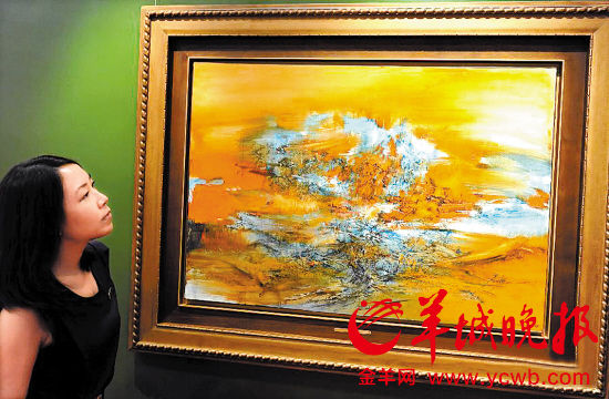 一名参观者在欣赏《10.1.68》新华社发□沈嘉禄