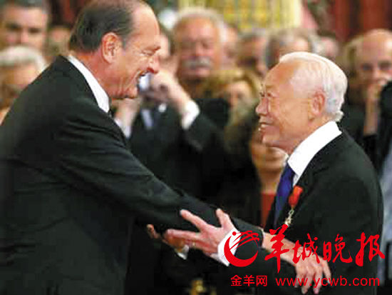 2006年11月3日，法国总统希拉克向赵无极授予法国二级荣誉勋位