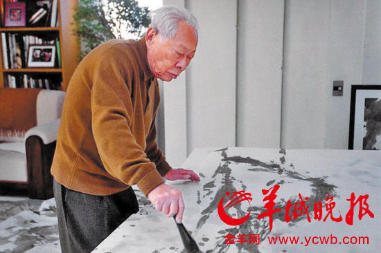 　1996年，赵无极在他的巴黎工作室中作画