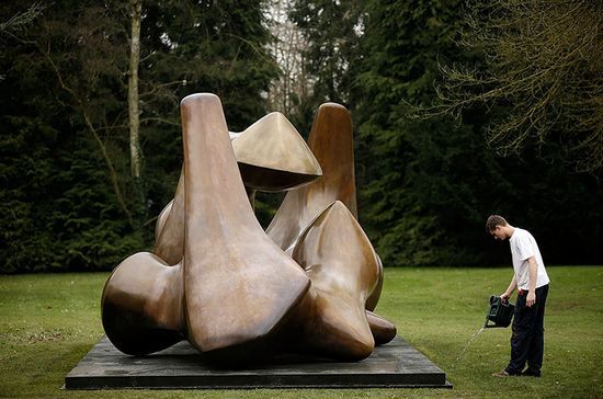 摩尔作品《三件雕塑：脊椎》