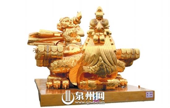 神兽雕像气势不凡，为大桥增色。