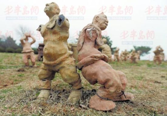 雕塑园小陶人遭毒手