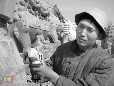 河南省新密市岳村镇乔沟村石雕场，一名石雕艺人正在修饰作品。