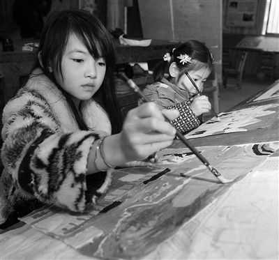 3月17日，在广西三江侗族自治县独峒乡，三年级的小学生吴菲菲（左一）在农民画培训馆学画。