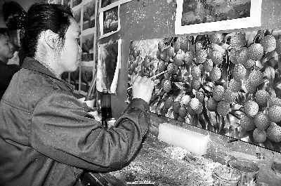 3月7日，莆田市的一名油画师正在工作。