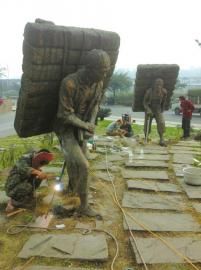 “货太沉，压倒