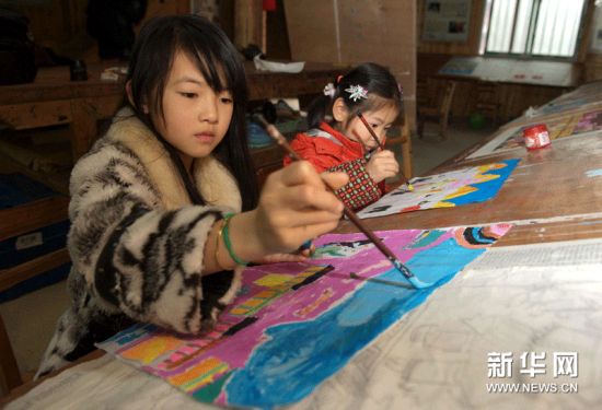 3月17日，在广西三江侗族自治县独峒乡，3年级的小学生吴菲菲（左一）在农民画培训馆学画。