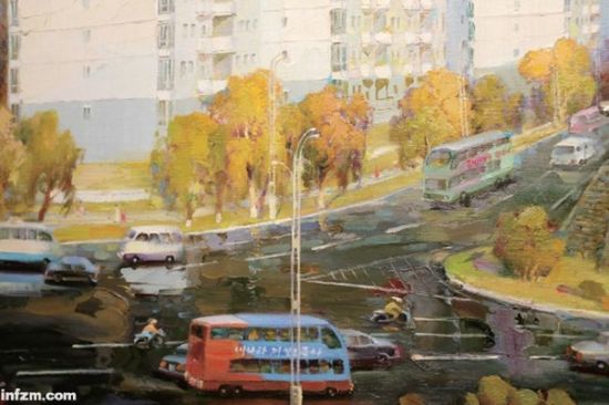 朝鲜画家韩日油画作品《大同门街》，画中的大街上行驶着双层巴士和私家车。 (韩日/图)