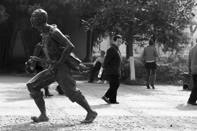 雕塑现在只剩“人”了 