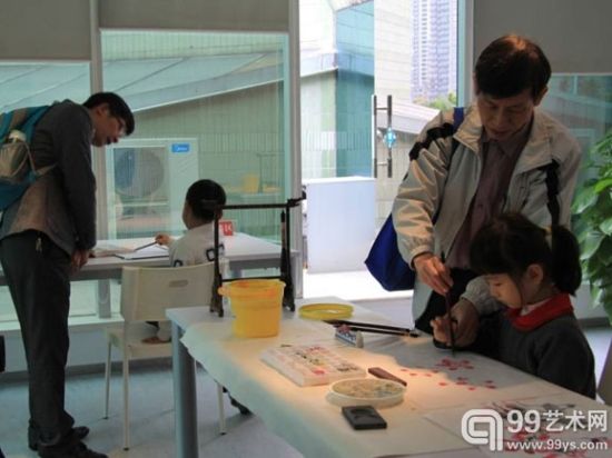 “临摹名画工作坊”活动中小朋友在家长的指导下进行临摹