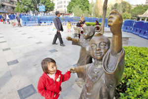 昨日，在禅城通济桥广场，一对男女童铜像原本手中提拿的物品不见了踪影。