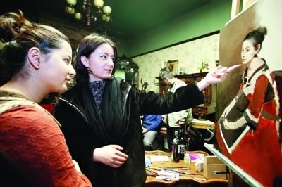 姐妹俩休息时欣赏自己的肖像。记者傅克强 摄