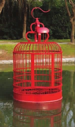 雕塑《红鸟笼》作者:叶永青，坐落于张江艺术公园，艺术家通过改变普通鸟笼的尺度与色彩，使陌生与熟悉的视觉体验相互冲突