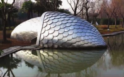 形似鱼鳞的不锈钢雕塑，坐落于张江艺术公园湖畔，为张江园区营造艺术气息