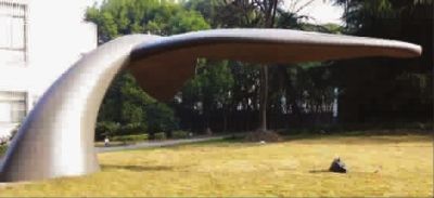 雕塑《回》，作者:曲国丰，坐落于张江艺术公园，鲸的造型，象征美丽、力量与方向，显示着张江土地已化身为创意与梦想的海洋