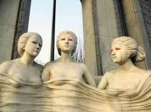 少女汉白玉雕塑遭恶搞