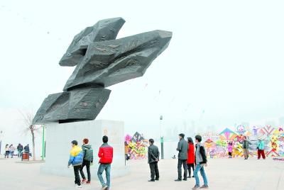 一些游客驻足欣赏《逝水》。 陶杰 摄 