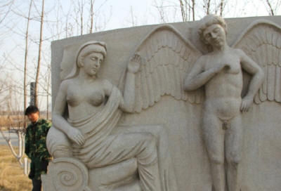 男性雕塑被游客摸黑了下体，女性雕塑的胸部也被游客摸黑了。