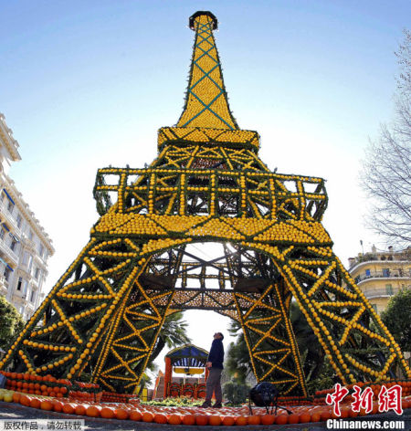 法国芒顿，工人们在比奥夫公园内为一年一度的柠檬节做准备。