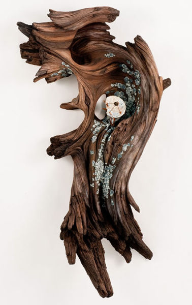 用陶瓷和金属模仿出木质雕塑 