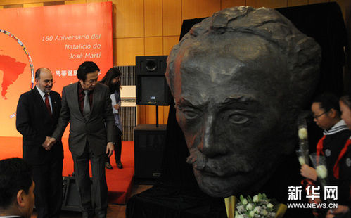1月28日，北京金台艺术馆馆长、著名造型艺术家袁熙坤在雕塑赠送仪式上与古巴驻华大使白诗德握手。