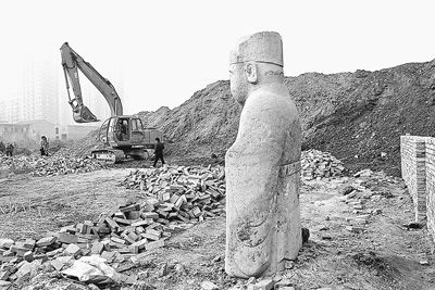 1月30日，位于西安市长安区三府井村东北第十代明秦藩王朱怀埢墓的神道，已被周围渣土堆、建筑垃圾、待拆迁的村民建筑包围。 