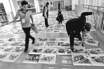 阅卷现场。记者 陈文进 摄